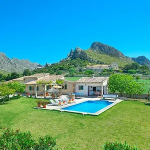 Owl Moya - Walking Distance To The Spain